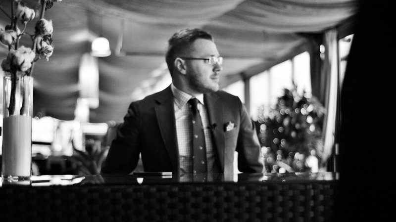 Черно - белая фотография Константина Ефимова в костюме за столом